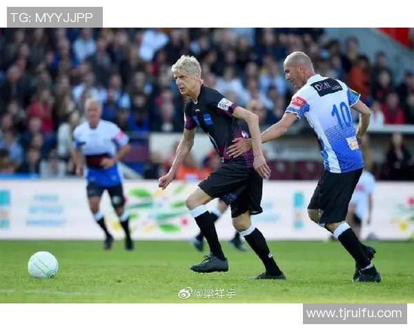 足球明星张开双手展现自信与激情的瞬间让我们感受运动的魅力与活力