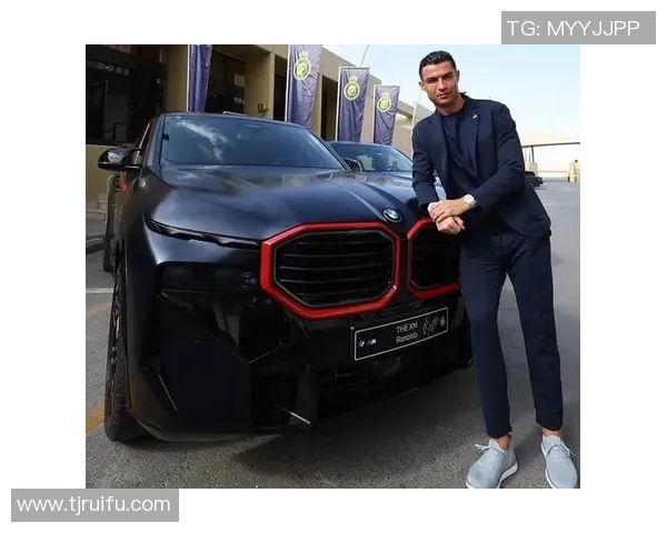 足球明星C与豪车的完美结合揭示奢华生活背后的奋斗与荣耀 足球明星C与豪车的完美结合揭示奢华生活背后的奋斗与荣耀